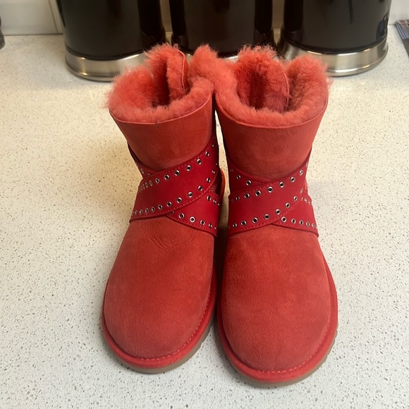 Never Worn Ted Suede UGGS Booties with Faux Fur Lining. Size 6 - Picture 1 of 5
